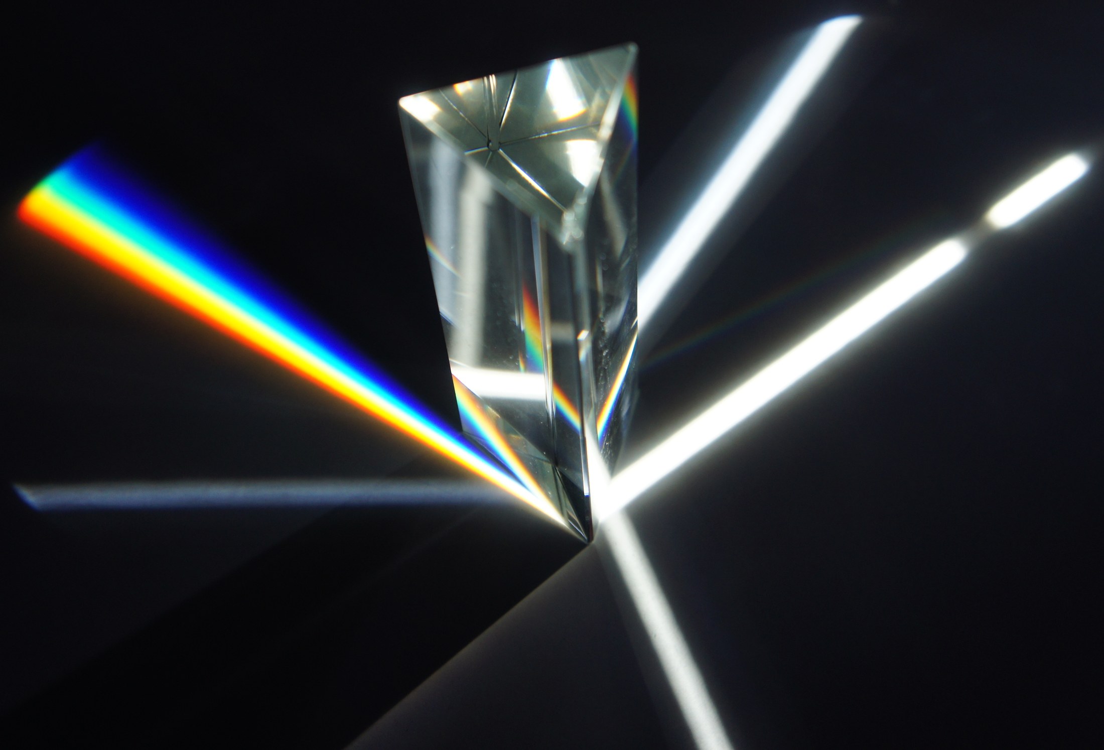 Zonlicht gaat door een echt glazen prisma en wordt in een spectrum van kleuren gesplitst