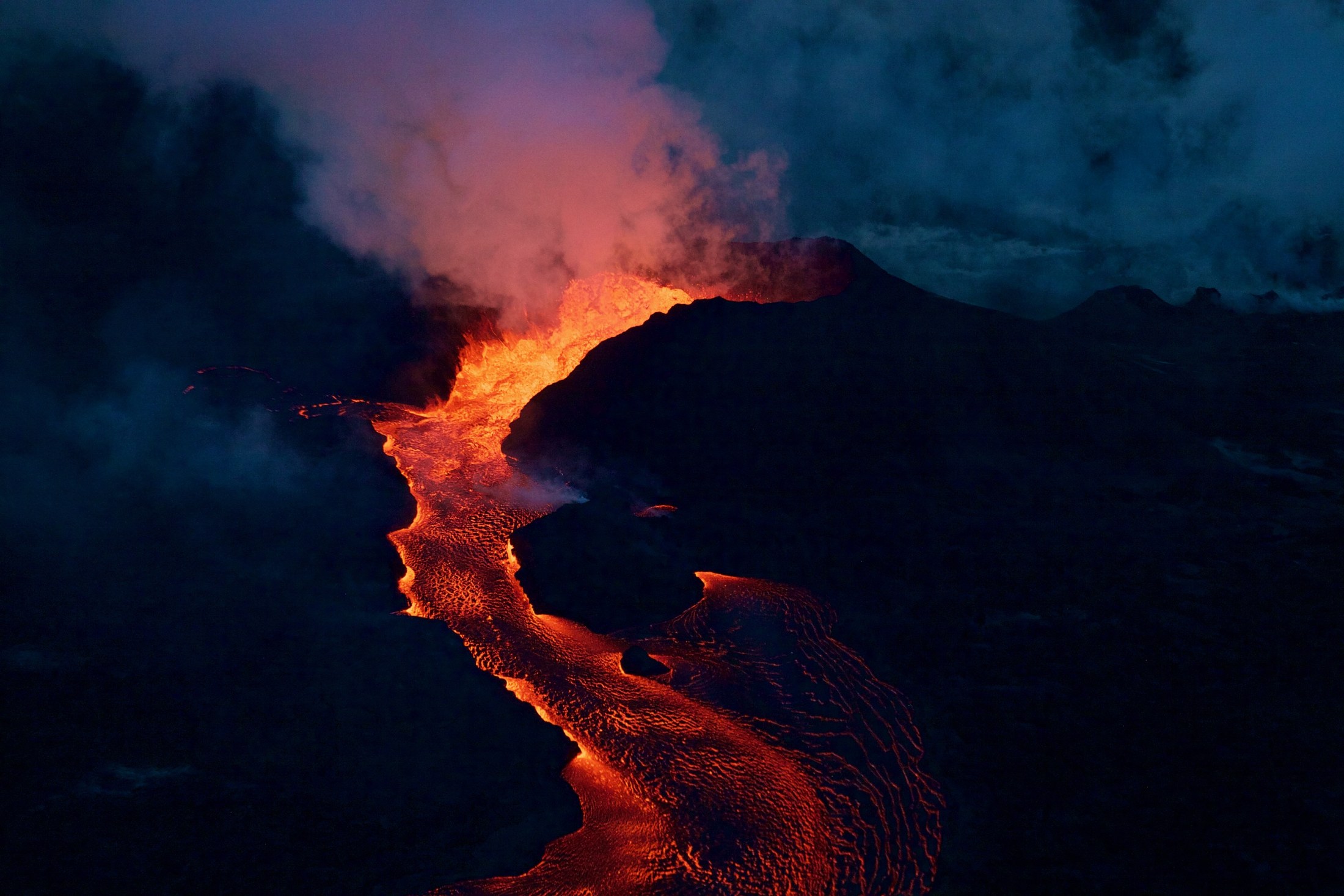 Lava stroomt uit een lange spleet in de grond bij de vulkaan Kīlauea op Hawaï, 28 juni 2018